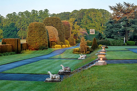 BRODSWORTH_HALL_YORKSHIRE_SUMMER_LAWNS_CLIPPED_TOPIARY_YEW_STATUES_TREES_HEDGES_HEDGING