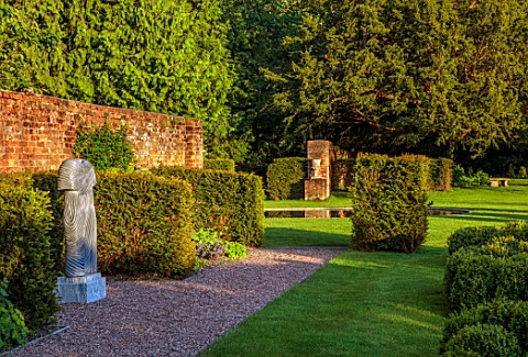URCHFONT_MANOR_WILTSHIRE_LIME_ALLEE_WALLS_YEW_HEDGING_HEDGES_FORMAL_CONTEMPORARY_GREEN_LAWN_DESIGNER