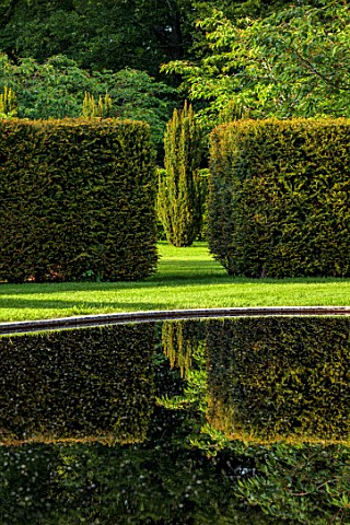 URCHFONT_MANOR_WILTSHIRE_YEW_HEDGING_HEDGES_FORMAL_CONTEMPORARY_GREEN_LAWN_WATER_POOL_POND_BLACK_DES