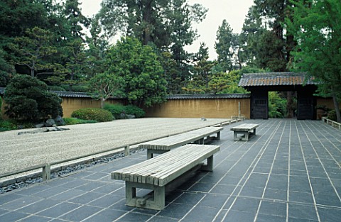SIMPLE_WOODEN_BENCHES_AND_RAKED_GRAVEL_IN_THE_JAPANESE_ZEN_GARDEN_AT_THE_HUNTINGTON_BOTANICAL_GARDEN