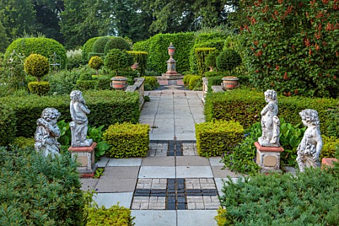 THE_LASKETT_GARDENS_HEREFORDSHIRE_DESIGNER_ROY_STRONG_AVENUE_STATUES_HEDGES_HEDGING_GREEN_CLIPPED_TO