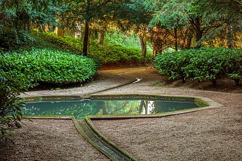 ROUSHAM_OXFORDSHIRE_THE_RILL_AND_OCTAGONAL_COLD_BATH_POOL_SUMMER_REFLECTIONS_TEFLECTED_AUGUST_SUMMER