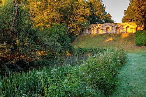 ROUSHAM_OXFORDSHIRE_VIEW_TO_THE_PRAENESTE_TERRACE_FROM_RIVER_CHERWELL_SUMMER_AUGUST_BORROWED_LANDSCA