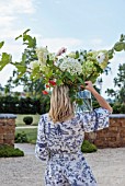 ASHBROOK HOUSE, NORTHAMPTONSHIRE: DESIGNER JOSEPHINE MAYDON - WILLOW CROSSLEY WORKSHOP  - WILLOW CARRYING GLASS VASE WITH HYDRANGEA