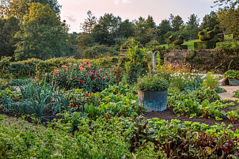 ROCKCLIFFE_GLOUCESTERSHIRE_THE_WALLED_KITCHEN_GARDEN_VEGETABLES_COUNTRY_POTAGER_COPPER_CONTAINER_DAH