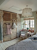 PEAR TREE COTTAGE, OXFORDSHIRE: MASTER BEDROOM, VINTAGE FRENCH PANELLING, SHUTTERS