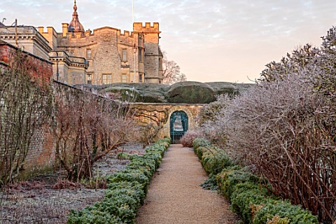 ROUSHAM_OXFORDSHIRE_JANUARY_FROST_FROSTY_WINTER_PATH_THROUGH_THE_WALLED_GARDEN_BORDERS_GATE