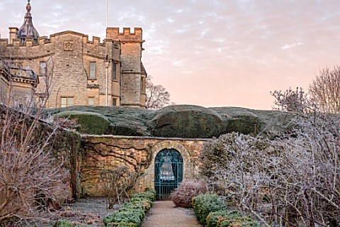 ROUSHAM_OXFORDSHIRE_JANUARY_FROST_FROSTY_WINTER_PATH_THROUGH_THE_WALLED_GARDEN_BORDERS_GATE_YEW_HEDG