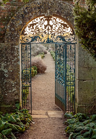 ROUSHAM_OXFORDSHIRE_JANUARY_FROST_FROSTY_WINTER_DAWN_SUNRISE_THE_WALLED_GARDEN_METAL_GATE