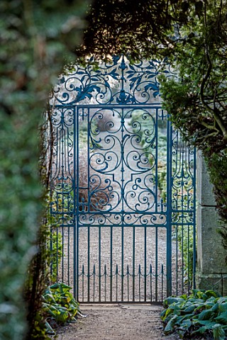 ROUSHAM_OXFORDSHIRE_JANUARY_FROST_FROSTY_WINTER_DAWN_SUNRISE_THE_WALLED_GARDEN_METAL_GATE