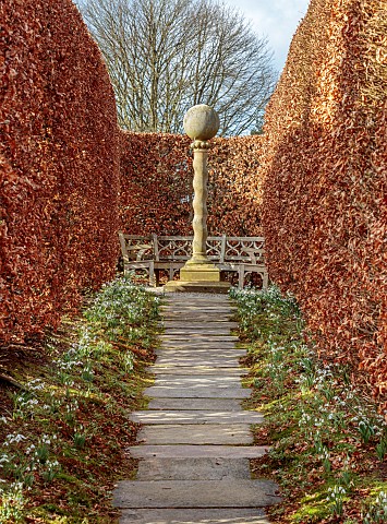 YORK_GATE_LEEDS_THE_ALLEE_VIEW_ALONG_PATH_TO_STONE_TWIST_SCULPTURE_AND_WOODEN_BENCHES_BEECH_HEDGES_H