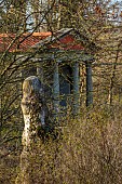 PRIORS MARSTON, WARWICKSHIRE, THE MANOR HOUSE: STONE STATUE AND PAVILION BESIDE THE LAKE, MARCH