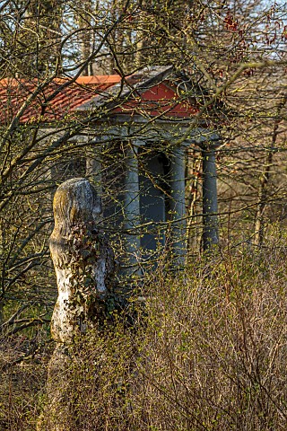 PRIORS_MARSTON_WARWICKSHIRE_THE_MANOR_HOUSE_STONE_STATUE_AND_PAVILION_BESIDE_THE_LAKE_MARCH