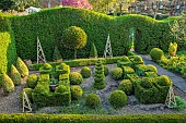 PINE HOUSE, LEICESTERSHIRE: HEDGES, HEDGING, SPRING, APRIL, CLIPPED TOPIARY PARTERRE, BOX