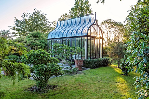 LOWER_BOWDEN_MANOR_BERKSHIRE_THE_FOLLY_NEO_GOTHIC_CONSERVATORY_GLASSHOUSE_PATIO