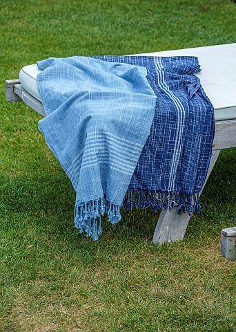 ASHBROOK_HOUSE_NORTHAMPTONSHIRE_BENCHES_BLANKETS