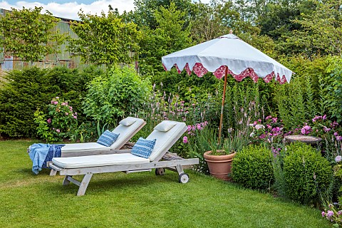 ASHBROOK_HOUSE_NORTHAMPTONSHIRE_SUMMER_LAWN_SUNLOUNGERS_PARASOL_UMBRELLA_BY_TITANIA_BORDERS