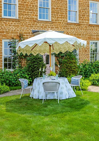 ASHBROOK_HOUSE_NORTHAMPTONSHIRE_SUMMER_PARASOL_UMBRELLA_BY_TITANIA_LAWN_TABLE_CHAIRS_ENTERTAINING