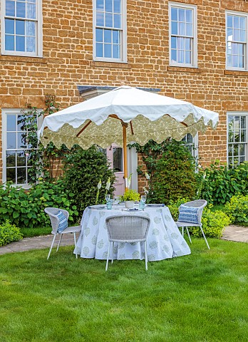 ASHBROOK_HOUSE_NORTHAMPTONSHIRE_SUMMER_PARASOL_UMBRELLA_BY_TITANIA_LAWN_TABLE_CHAIRS_ENTERTAINING