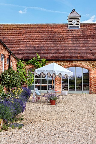 ASHBROOK_HOUSE_NORTHAMPTONSHIRE_SUMMER_PARASOL_UMBRELLA_BY_TITANIA_LAWN_TABLE_CHAIRS_ENTERTAINING_CO