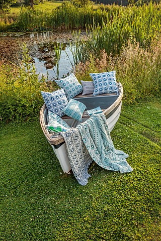 ASHBROOK_HOUSE_NORTHAMPTONSHIRE_SUMMER_BOAT_LAWN_POND_CUSHIONS_BY_TITANIA
