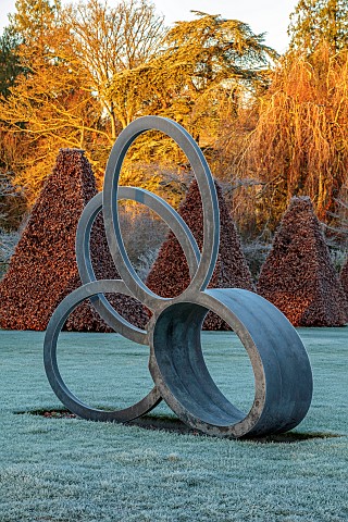 ROCKCLIFFE_GARDEN_GLOUCESTERSHIRE_FROST_FROSTY_BRONZE_SCULPTURE_SHADE_BY_NIGEL_HALL_CLIPPED_TOPIARY_