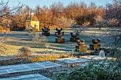 ROCKCLIFFE GARDEN, GLOUCESTERSHIRE: SUNRISE, ENGLISH, COUNTRY, GARDEN, WINTER, FROST, SUNRISE, CLIPPED TOPIARY BIRDS, FROSTY, DOVECOTE