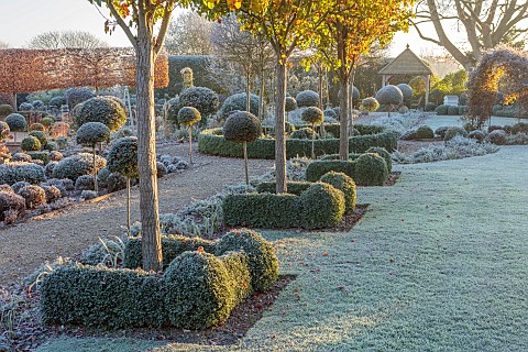 ORDNANCE_HOUSE_WILTSHIRE_FROST_FROSTY_WINTER_BOX_HEDGE_HEDGING_SUMMERHOUSE_PYRUS_CHANTICLEER_FORMAL_