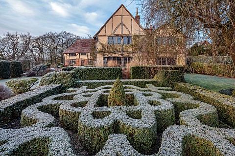 LONG_BARN_GARDENS_KENT_FROST_WINTER_BOX_PARTERRE_HOUSE_KNOT_GARDEN_CLIPPED_TOPIARY_BUXUS