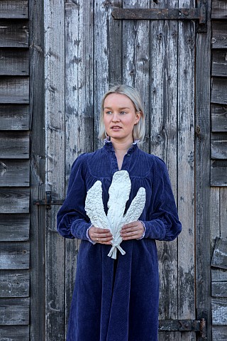 JESS_WHEELER_NORTH_WALES_JESS_WHEELER_OUTSIDE_BARN_HOLDING_PLASTER_OF_PARIS_TUSCAN_CABBAGE_LEAVES_CA