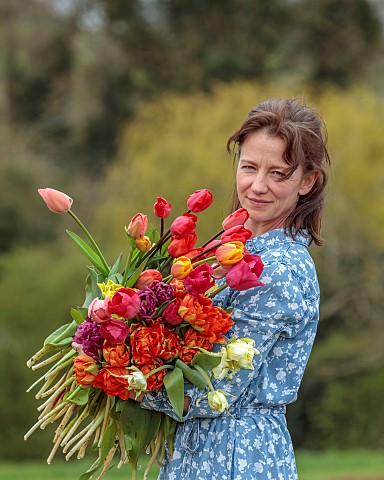 BROWN_FLOWERS_OXFORDSHIRE_ANNA_BROWN_HOLDING_TULIPS_IN_HER_FIELD_SPRING_APRIL