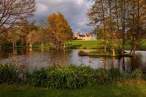 FOSCOTE_MANOR_BUCKINGHAMSHIRE_APRIL_SPRING_THE_LAKE_AND_VIEW_TO_MANOR_HOUSE_ROMANTIC_LANDSCAPE