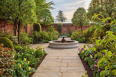 MORTON_HALL_GARDENS_WORCESTERSHIRE_TULIPS_SOUTH_GARDEN_WALLS_WALLED_GARDEN_COUNTRY_PATHS_LAWNS_FOUNT