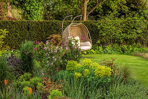 DESIGNER_JAMES_SCOTT_THE_GARDEN_COMPANY_SMALL_TOWN_GARDEN_SEATING_SEAT_SWING_SEAT_LAWN_BORDERS_MAY_E