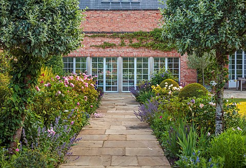 MORTON_HALL_GARDENS_WORCESTERSHIRE_PATH_IN_SOUTH_GARDEN_SUMMER_BORDERS_ROSES_ROSA_THE_MAYFLOWER