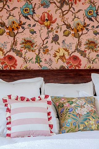 PRIVATE_GARDEN_DEDHAM_VALE_SUFFOLK_GUEST_BEDROOM_PILLOWS_CUSHIONS_PANEL_PAPERED_IN_ARTEMIS_IN_BLUSH_