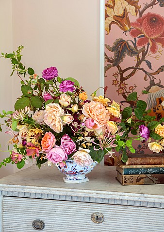 PRIVATE_GARDEN_DEDHAM_VALE_SUFFOLK_GUEST_BEDROOM_CUT_ROSES_FROM_THE_GARDEN_ANTIQUE_COMMODES_FROM_GEO