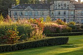GRANTLEY HALL, YORKSHIRE: LAWN, BORDERS, ANEMANTHELE LESSONIANA, HYDRANGEA PANICULATA UNIQUE, PHOTINIA RED ROBIN, MISCANTHUS FERNER OSTEN