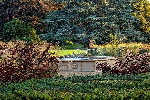 GRANTLEY_HALL_YORKSHIRE_WATER_FOUNTAIN_GRASSES_COTINUS_TREES_LAWN_SEPTEMBER