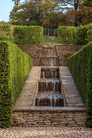 THE_NEWT_IN_SOMERSET_THE_WALLED_GARDEN_HEDGES_HEDGING_WATERFALL_CASCADE_WATER_FOUNTAIN