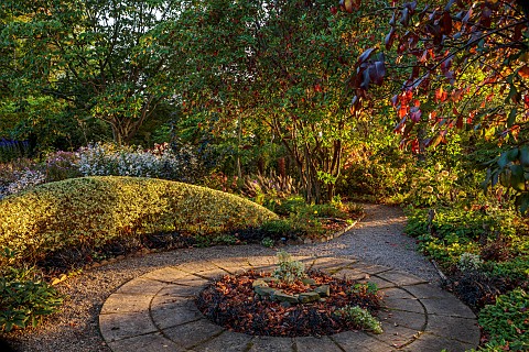 OLD_COURT_NURSERIES_AND_PICTON_GARDEN_WORCESTERSHIRE_PAVING_CIRCLE_HEDGES_HEDGING_CLIPPED_TOPIARY_LI