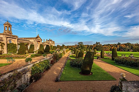 BOWOOD_HOUSE_AND_GARDENS_WILTSHIRE_THE_ITALIAN_INSPIRED_TERRACE_GARDEN_YEW_TOPIARY_OCTOBER_FALL_AUTU