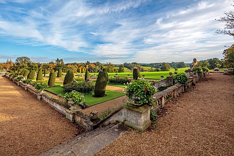 BOWOOD_HOUSE_AND_GARDENS_WILTSHIRE_THE_ITALIAN_INSPIRED_TERRACE_GARDEN_YEW_TOPIARY_OCTOBER_FALL_AUTU