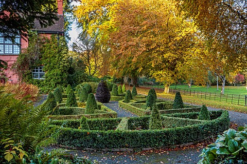 HERGEST_CROFT_GARDENS_HEREFORDSHIRE_THE_SLATE_GARDEN_FORMAL_KNOT_GARDEN_CLIPPED_TOPIARY_BOX_BUXUS_AN