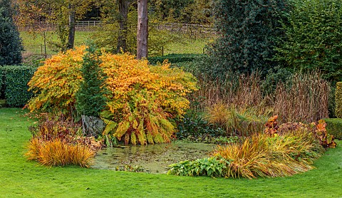 THE_OLD_VICARAGE_WORMINGFORD_ESSEX_DESIGNER_JEREMY_ALLEN_NOVEMBER_FALL_AUTUMN_LAWN_POND_POOL_WATER_R