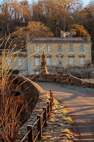 IFORD_MANOR_WILTSHIRE_FROST_FROSTY_WINTER_BRIDGE_WITH_STATUE_OF_BRITANNIA_OVER_THE_RIVER_FROME