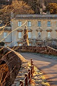 IFORD MANOR, WILTSHIRE: FROST, FROSTY, WINTER, BRIDGE WITH STATUE OF BRITANNIA OVER THE RIVER FROME