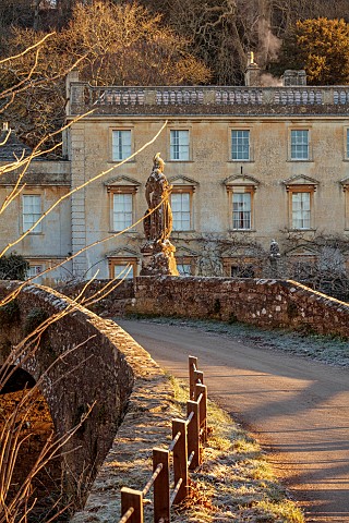 IFORD_MANOR_WILTSHIRE_FROST_FROSTY_WINTER_BRIDGE_WITH_STATUE_OF_BRITANNIA_OVER_THE_RIVER_FROME