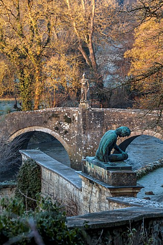 IFORD_MANOR_WILTSHIRE_FROST_FROSTY_WINTER_BRIDGE_WITH_STATUE_OF_BRITANNIA_OVER_THE_RIVER_FROME_STATU