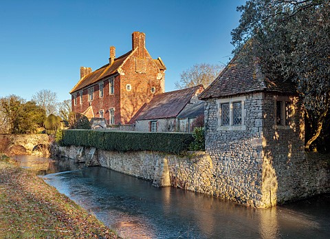BECKLEY_PARK_OXFORDSHIRE_FROST_FROSTY_WINTER_BRIDGE_HOUSE_CLIPPED_TOPIARY_MOAT